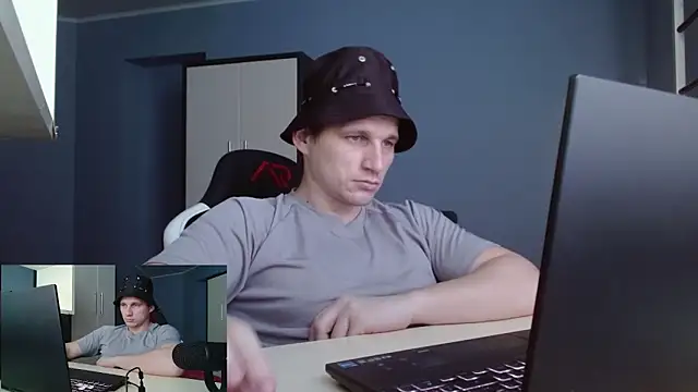 Snapshot of Poliglotjoe1 chatting on February 10, 2:21 pm Poliglotjoe1 online show from February 10, 2:21 pm