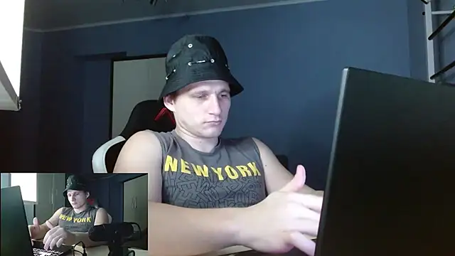 Snapshot of Poliglotjoe1 chatting on February 16, 3:46 am Poliglotjoe1 online show from February 16, 3:46 am