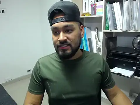 Snapshot of Liam_hairy chatting on April 25, 7:33 am Liam hairy online show from April 25, 7:33 am