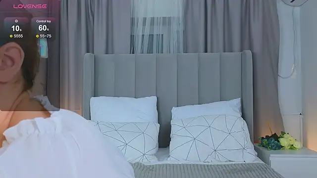 LyraTate online show from December 16, 1:32 am