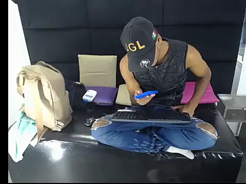 Straight latinX online show from November 29, 3:20 am