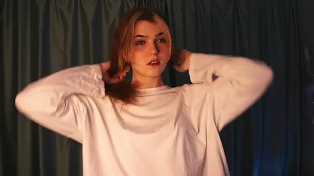 Snapshot of FannyRay chatting on December 2, 8:04 pm FannyRay online show from December 2, 8:04 pm