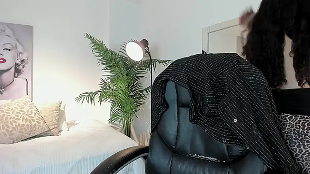 Roxxie saenz   online show from November 27, 11:01 am