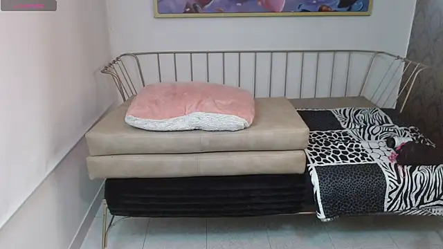 Snapshot of Roxanne_vale chatting on February 28, 8:21 pm Roxanne vale online show from February 28, 8:21 pm