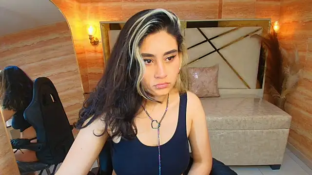 Snapshot of sofi_r_ chatting on February 19, 1:18 pm sofi r online show from February 19, 1:18 pm