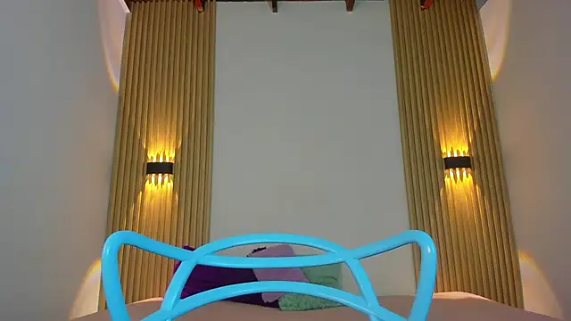 Snapshot of Izelevans chatting on February 10, 11:47 am Izelevans online show from February 10, 11:47 am