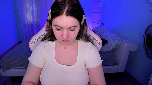 Snapshot of lovelyy_julia chatting on February 24, 8:23 am lovelyy julia online show from February 24, 8:23 am