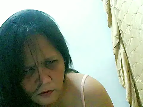 Snapshot of divinegrace1983 chatting on November 24, 6:13 am divinegrace1983 online show from November 24, 6:13 am