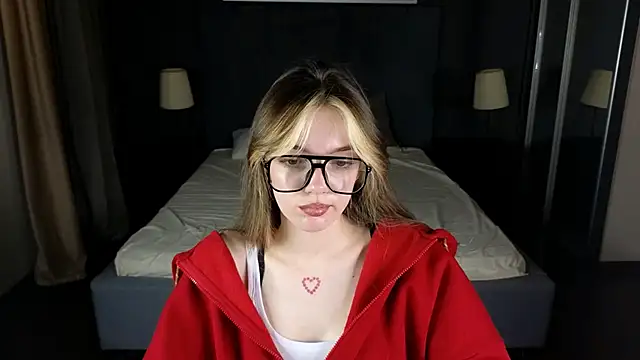 Snapshot of MILLIE_MUR chatting on December 15, 5:55 am MILLIE MUR online show from December 15, 5:55 am