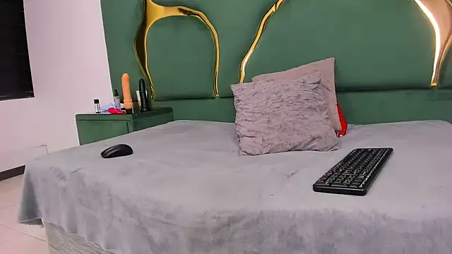 Snapshot of RoxanneBloom chatting on March 13, 4:08 am RoxanneBloom online show from March 13, 4:08 am