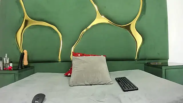 Snapshot of RoxanneBloom chatting on March 14, 4:07 am RoxanneBloom online show from March 14, 4:07 am