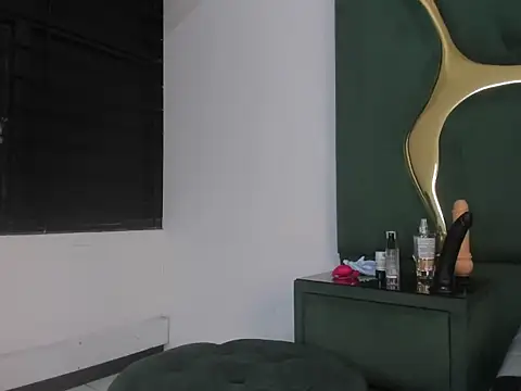 Snapshot of RoxanneBloom chatting on March 22, 2:37 am RoxanneBloom online show from March 22, 2:37 am