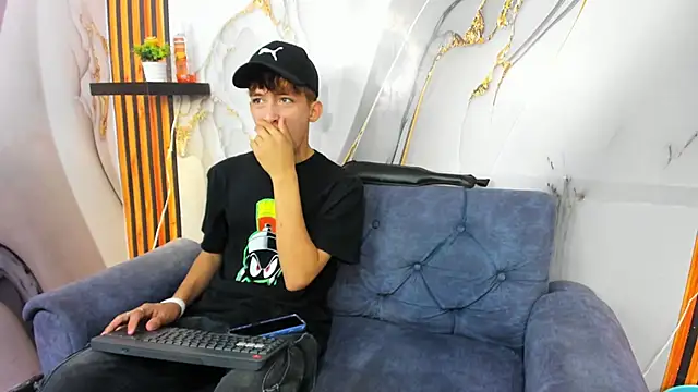 Alex LatinBoy18 online show from November 28, 8:11 pm