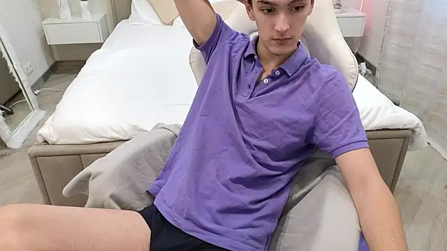 MoonlinSkinn online show from December 4, 8:01 am