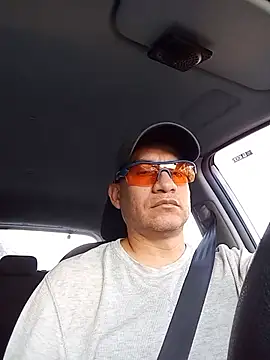 ChrisFloresP online show from November 29, 1:58 pm