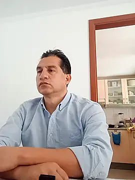 ChrisFloresP online show from December 1, 4:56 pm