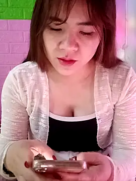 Snapshot of Lily-ross22 chatting on February 21, 2:45 am Lily-ross22 online show from February 21, 2:45 am