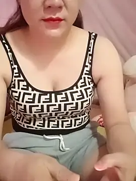 Snapshot of Lily-ross22 chatting on June 11, 1:49 am Lily-ross22 online show from June 11, 1:49 am