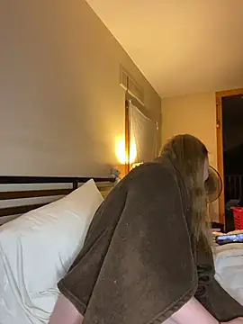 Snapshot of SmirkFans chatting on February 3, 5:27 am SmirkFans online show from February 3, 5:27 am