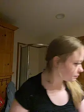 Snapshot of SmirkFans chatting on February 3, 6:22 am SmirkFans online show from February 3, 6:22 am