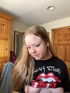 Snapshot of SmirkFans chatting on February 8, 8:34 pm SmirkFans online show from February 8, 8:34 pm