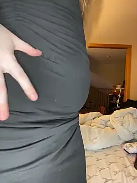 Snapshot of SmirkFans chatting on February 11, 12:04 am SmirkFans online show from February 11, 12:04 am