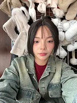 Snapshot of Yui-Ti chatting on December 3, 5:04 am Yui-Ti online show from December 3, 5:04 am