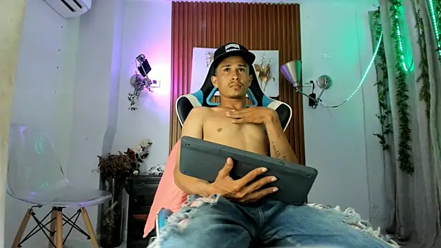 Snapshot of Armando_hot22 chatting on November 24, 11:48 pm Armando hot22 online show from November 24, 11:48 pm