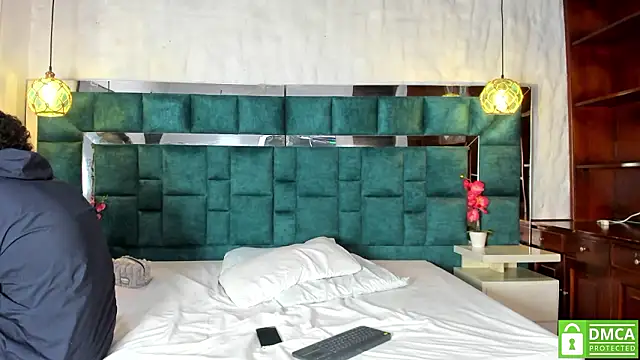  bonnyandclyde online show from March 11, 12:00 pm