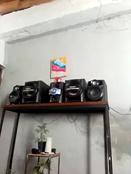 Alvarezz0202 online show from June 25, 4:33 pm