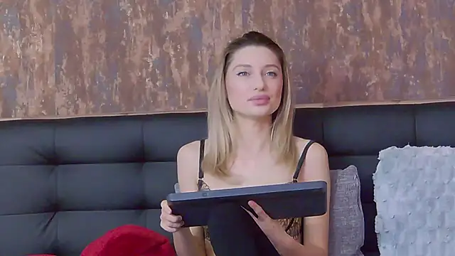 SilviaPastori online show from February 3, 6:00 am