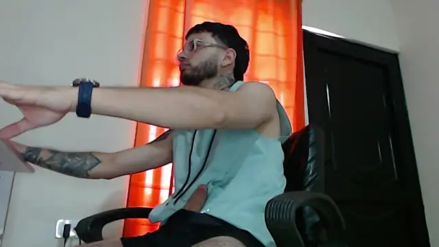 Snapshot of latin-dick18 chatting on November 25, 6:30 pm latin-dick18 online show from November 25, 6:30 pm