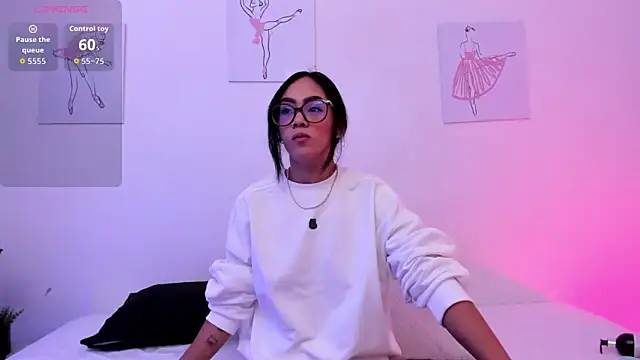 Klohewilliams  online show from December 20, 12:34 pm