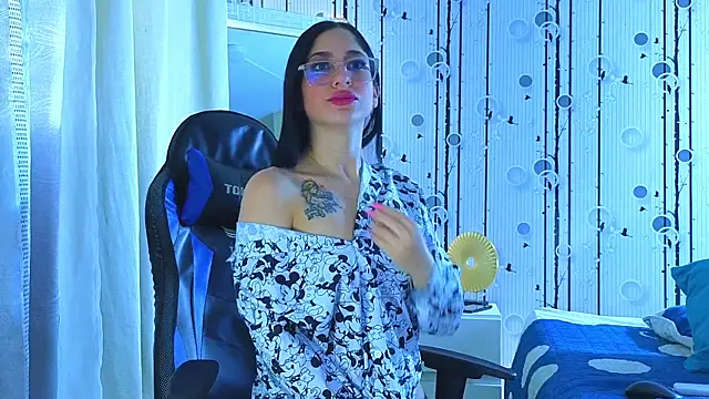 Snapshot of Sia_Snow chatting on December 3, 12:47 pm Sia Snow online show from December 3, 12:47 pm