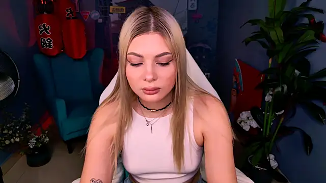 HyileyClark online show from March 15, 11:16 am