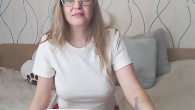 Snapshot of KissKsy chatting on December 1, 6:07 am KissKsy online show from December 1, 6:07 am