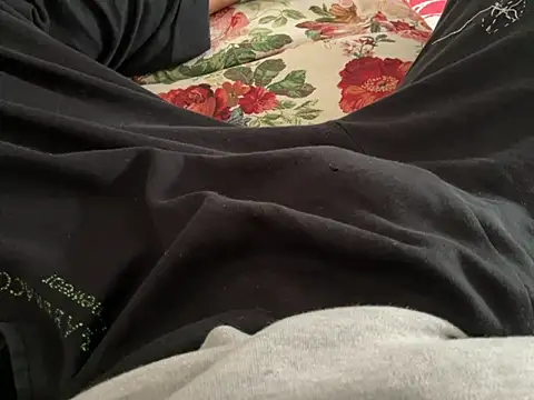 erdestruttor18 online show from February 26, 7:51 am