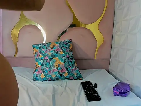 peachrouge online show from December 17, 8:37 pm