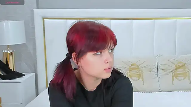 HANNA BELL online show from December 2, 11:45 pm