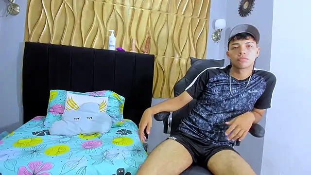 Snapshot of shy_guy18 chatting on November 28, 7:27 pm shy guy18 online show from November 28, 7:27 pm