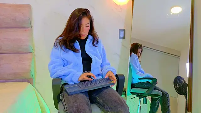 Mia Cullen online show from January 8, 11:01 am