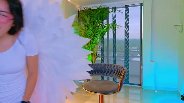 Mia Cullen online show from January 14, 12:00 pm