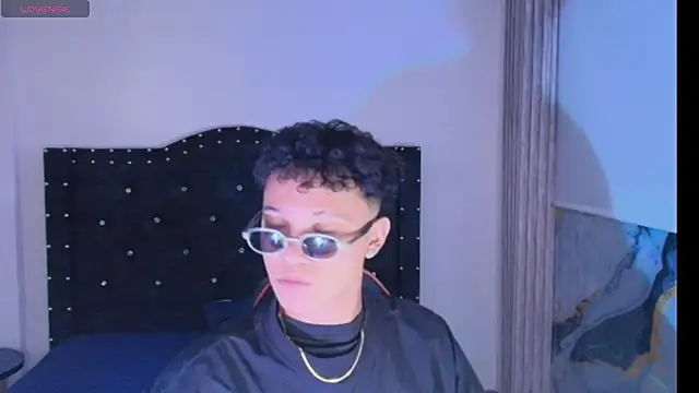 Snapshot of thian_blakee chatting on November 30, 3:21 am thian blakee online show from November 30, 3:21 am