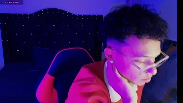 Snapshot of thian_blakee chatting on December 1, 3:55 am thian blakee online show from December 1, 3:55 am