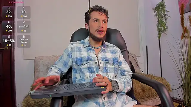 Snapshot of MTHW__ chatting on December 3, 10:08 pm MTHW online show from December 3, 10:08 pm