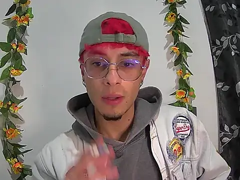 Snapshot of 2_milo_verus_4 chatting on December 1, 6:07 am 2 milo verus 4 online show from December 1, 6:07 am