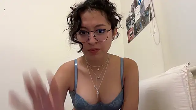 Alicatcua  online show from March 6, 3:03 am