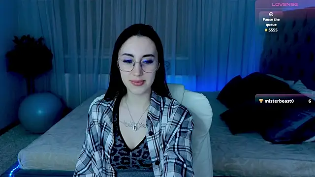 Miss  Linn online show from December 4, 1:31 pm