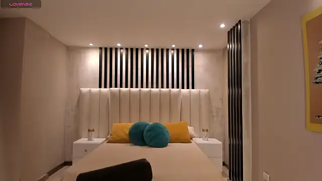 Snapshot of RossiRivers chatting on December 18, 11:27 am RossiRivers online show from December 18, 11:27 am