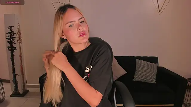 Snapshot of RossiRivers chatting on February 12, 12:11 pm RossiRivers online show from February 12, 12:11 pm